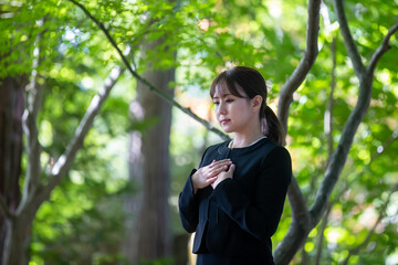 お葬式・葬儀に来た女性

