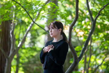 お葬式・葬儀に来た女性
