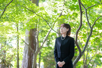 お葬式・葬儀に来た女性
