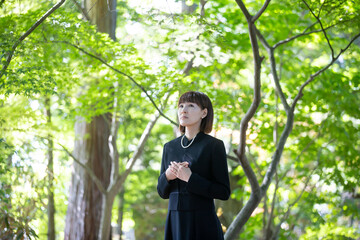 お葬式・葬儀に来た女性
