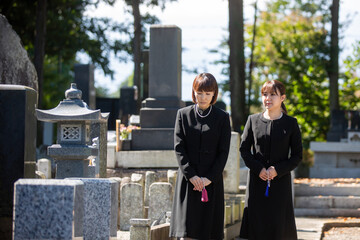 お葬式・お墓参りする喪服姿の女性
