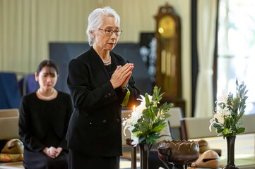 お葬式で焼香台に立つ女性（お焼香）
