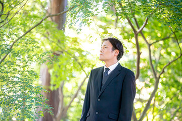 お葬式・葬儀に来た喪服の男性
