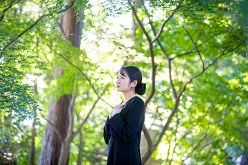 お葬式・葬儀に来た喪服の女性
