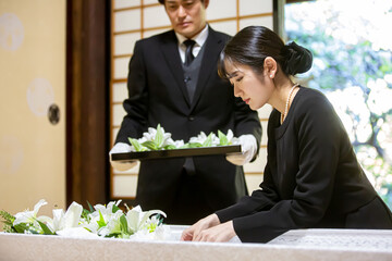 納棺（花入れの儀・女性）
