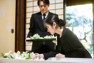 納棺（花入れの儀・女性）
