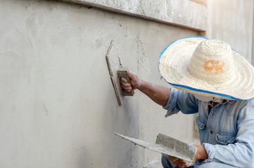 Plastering of plaster workers on the walls