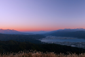 高ボッチ山頂から見る日没前の色づく富士山と八ヶ岳