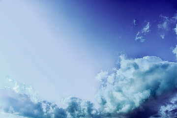 雲は、自然の風を利用して、未来を予言しています。