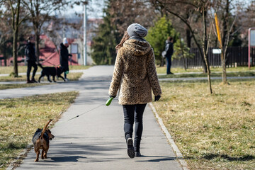 Dziewczyna spacerująca w parku