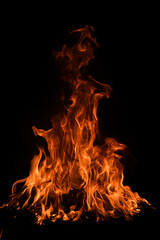 Brand vlam isoleren op zwarte achtergrond. Brand vlammen, abstracte textuur. Kunstontwerp voor vuurpatroon, vlamtextuur.