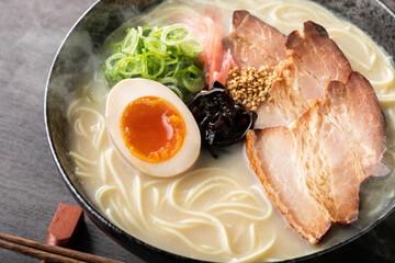 湯気が上がる、シズル感のある豚骨ラーメン