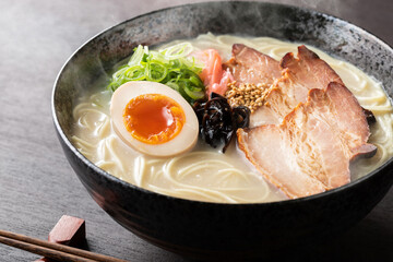 湯気が上がる、シズル感のある豚骨ラーメン