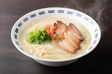 湯気が上がる、シズル感のある豚骨ラーメン