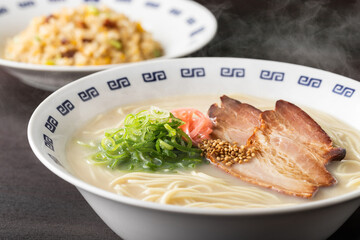 湯気が上がる、シズル感のある豚骨ラーメン