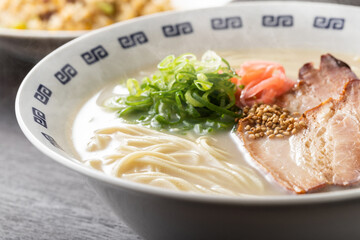 湯気が上がる、シズル感のある豚骨ラーメン