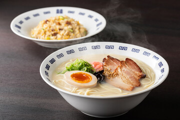 湯気が上がる、シズル感のある豚骨ラーメン