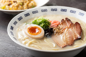 湯気が上がる、シズル感のある豚骨ラーメン