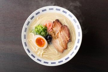 湯気が上がる、シズル感のある豚骨ラーメン