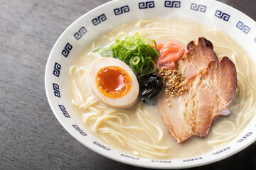 湯気が上がる、シズル感のある豚骨ラーメン