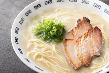 湯気が上がる、シズル感のある豚骨ラーメン