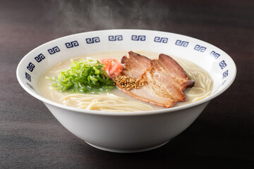 湯気が上がる、シズル感のある豚骨ラーメン