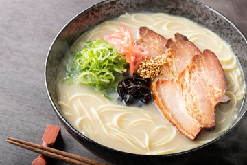 湯気が上がる、シズル感のある豚骨ラーメン