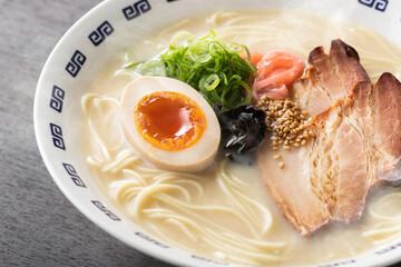 湯気が上がる、シズル感のある豚骨ラーメン