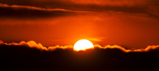 Schöner Sonnenuntergang mit dem Fernglas beobachtet.