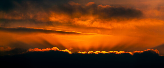 Schöner Sonnenuntergang mit dem Fernglas beobachtet.