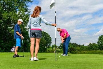 Golfer beim Putten auf dem Green