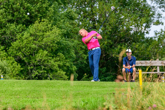Golfspieler baim Abschlag vom Tee