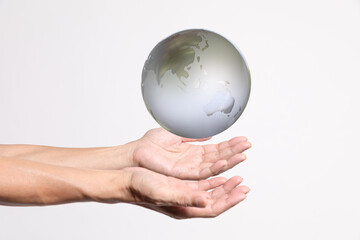 地球を受け止める人の手　環境問題イメージ