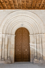 Fototapeta premium Puerta de entrada con arco de estilo románico en la iglesia de la santísima trinidad de Segovia, España