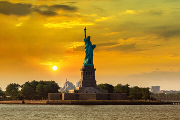 Statue of Liberty at sunset © Sergii Figurnyi