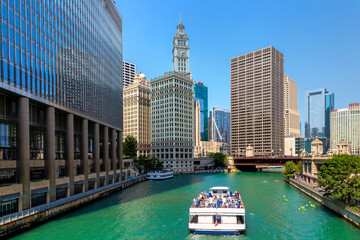 Naklejka premium Sightseeing cruise at Chicago river