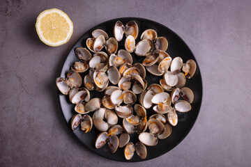 Grilled portion of cockles from the Galician estuary.