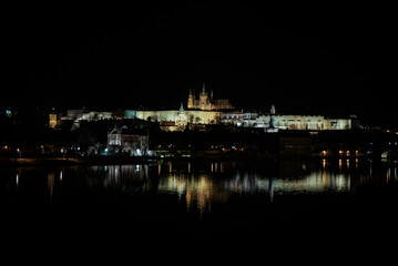 Fototapeta na wymiar Widok na Zamek w Pradze podczas nocy