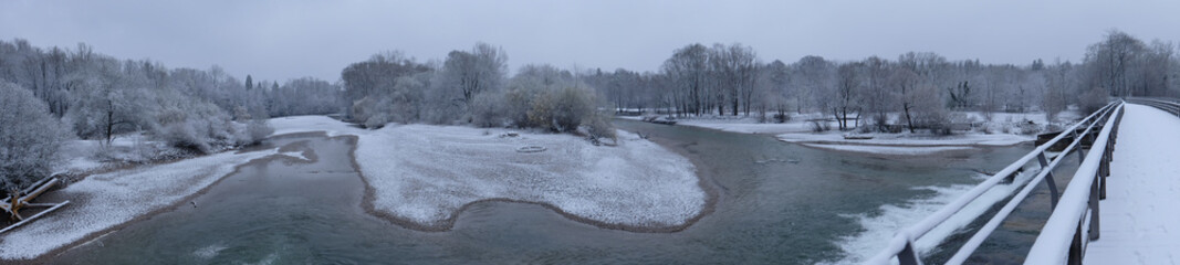 Die Isar im Winter mit Schnee am Flaucher 