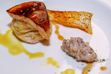 Milhojas de bacón con foie y rissoto