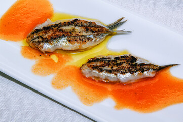 Anchoas asadas con salsa de pimientos del piquillo