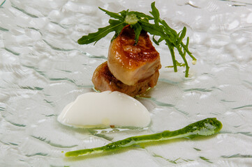 Cordero con pesto de rúcula y cuajada de café verde