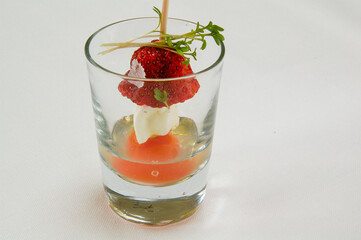 Jugo de tomate con fresón y mozzarela