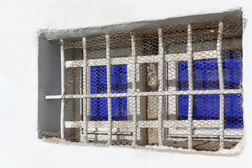 Vergittertes Kellerfenster