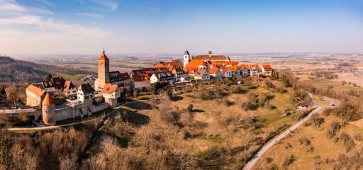 Luftbild-Panorama der sehenswerten Stadt und Schloss Waldenburg über der Hohenloher Ebene im...