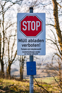 Stop Schild Müll abladen verboten versucht der Umweltverschmutzung vorzubeugen