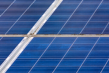 Photovoltaik-Anlage mit blauen Solarpanels montiert auf das Dach eines Privathauses
