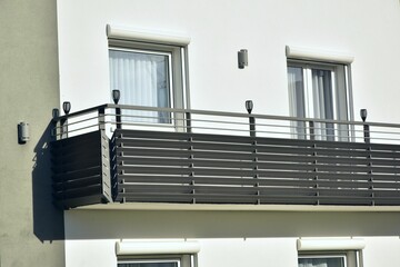 Moderner Balkon mit beschichtetem Metall-Geländer an Neubau-Hausfront