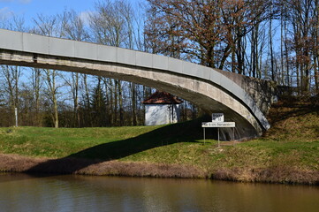 Brücke am Wehr über den Fluss Weser im Dorf Dörverden, Niedersachsen
