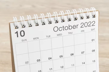 Foto op Plexiglas October 2022 desk calendar on wooden background. © gamjai